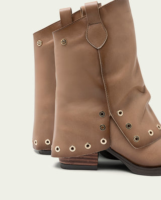 BOTAS DOBLE FAZ DE PIEL TAUPE CON TACHUELAS FLAVIA