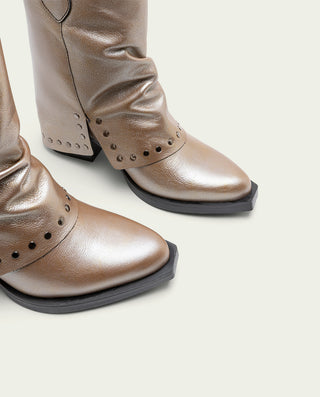 BOTAS DOBLE FAZ DE PIEL PLATINO CON TACHUELAS FAITH