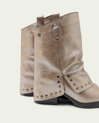 BOTAS DOBLE FAZ DE PIEL PLATINO CON TACHUELAS FAITH