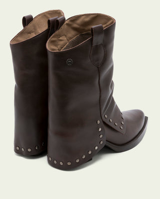 BOTAS DOBLE FAZ DE PIEL MOKA CON TACHUELAS FIORELLA