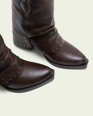 BOTAS DOBLE FAZ DE PIEL MOKA CON TACHUELAS FIORELLA