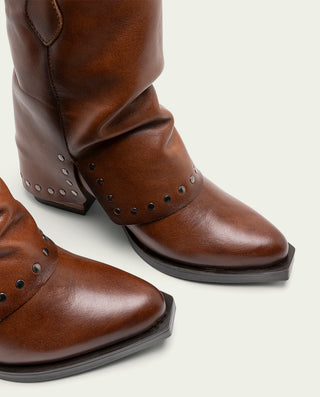 BOTAS DOBLE FAZ DE PIEL CUERO CON TACHUELAS FIORELLA
