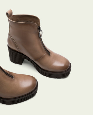 BOTINES DE PIEL CON CREMALLERA TAUPE MILA