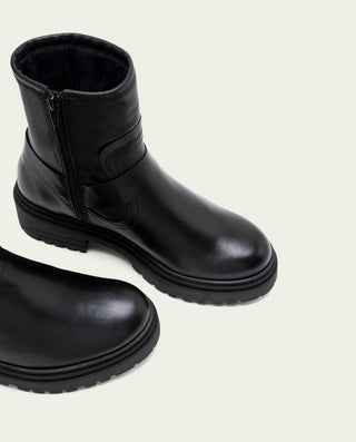 BOTINES DE SERRAJE CON ELÁSTICOS KIRA NEGRO