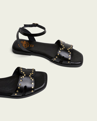 SANDALIA PLANA DE PIEL CON TACHUELAS NEGRO VIKA