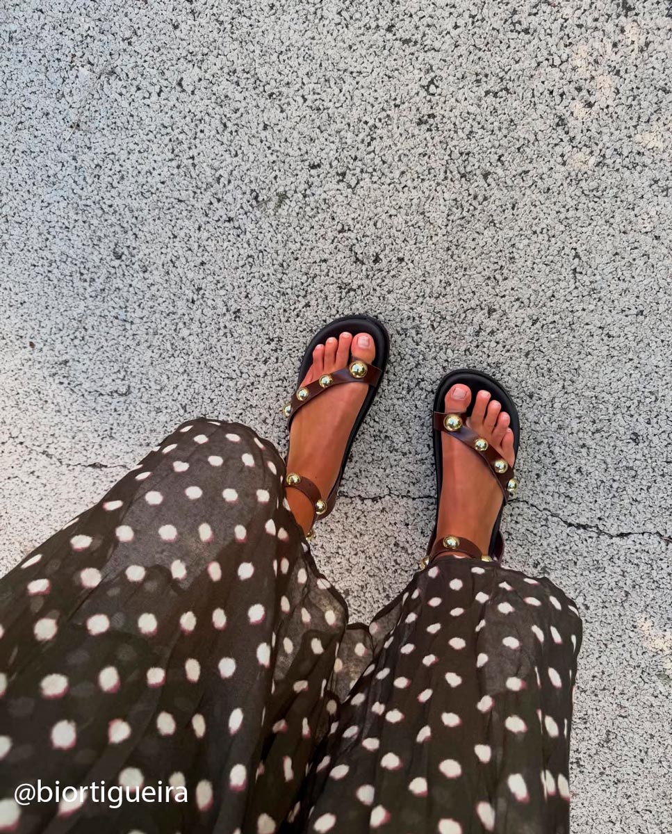Sandalia plana de piel tachuelas Holly moka