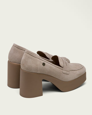 MOCASINES DE TACÓN EN SERRAJE ARENA LUCIA