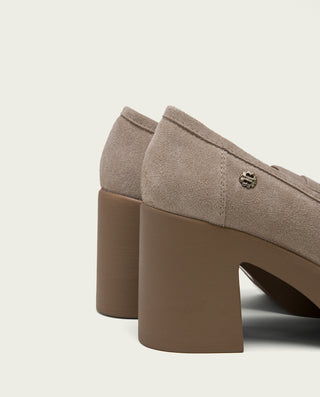 MOCASINES DE TACÓN EN SERRAJE ARENA LUCIA