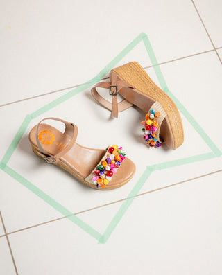 SANDALIA CUÑA CON ABALORIOS TAUPE COLORES IRATI
